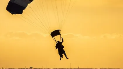 Copil de 16 ani, în stare gravă la spital, după un salt cu parașuta. A sărit de la 1200 de metri, iar parașuta nu s-a deschis la timp