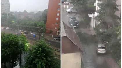 Dezastru după o furtună puternică în Arad. Acoperişuri smulse şi copaci doborâţi de vijelie