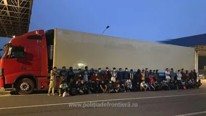 50 de migranți, descoperiți la Frontiera Nădlac, ascunși în remorca unui camion care transporta oase