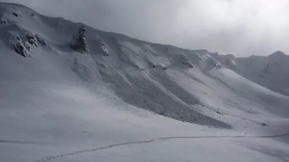 Zăpadă de 5-10 cm în masivele Parâng şi Retezat. Salvamontiştii le recomandă turiştilor să fie prudenţi