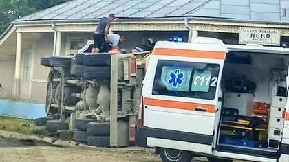 Accident mortal în Galați. Un camion încărcat cu pietriș s-a răsturnat după ce a lovit o troiță