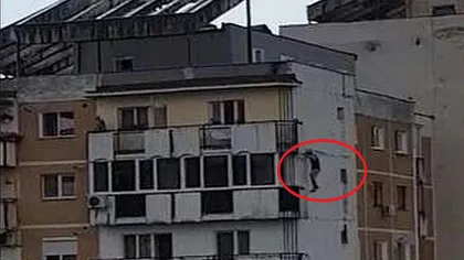 Imaginile zilei vin de la Arad. Un bărbat a fost surprins în timp ce s-a aruncat de la etajul şase al unui bloc. Omul a decedat