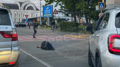 Incident dramatic în Satu Mare! Femeie căzută în mijlocul drumului, ignorată complet de pietoni și șoferi