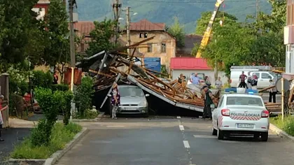 ISU: Acoperiş căzut peste maşini în Hunedoara şi copac răsturnat peste spitalul din Giurgiu