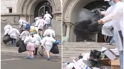 Circ la Primăria Sectorului 1. Protestatarii au aruncat saci întregi cu gunoaie pe treptele instituţiei VIDEO