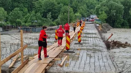 Cele 12 persoane izolate din cauza inundaţiilor în Vrancea au fost salvate. Anunţul premierului Cîţu: 