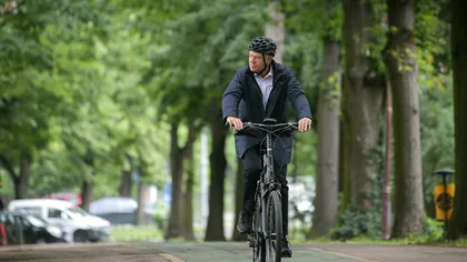 Klaus Iohannis, pe bicicletă în Parcul Herăstrău cu prilejul Zilei Mondiale a Bicicletei: Sunt prea puţine piste pentru biciclişti şi împarţi banda cu şoferi nemulţumiţi