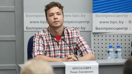 Belarus continuă circul cu Roman Protasevici. Opozantul a fost adus într-o conferinţă, unde a spus că se simte excelent în arest şi nu îl agresează nimeni