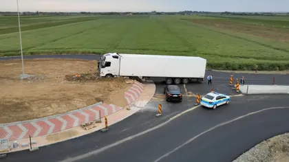 Sens giratoriu nou, avariat de un TIR condus de un şofer rus VIDEO