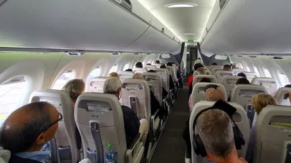 Scenariu de film la bordul unui avion. Un bărbat cu COVID-19 s-a deghizat în soţia lui ca să poată zbura. În ce ipostază a fost surprins