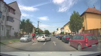Scene halucinante la Sibiu. Un bărbat a scos pistolul pe o stradă după ce a fost claxonat - VIDEO