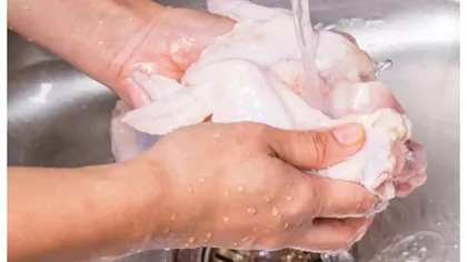 De ce nu trebuie spălată carnea de pui înainte să fie gătită. Cum ne este afectată sănătatea