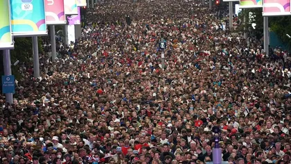 Imaginile zilei după meciul Anglia-Danemarca! Zeci de mii de londonezi înghesuiţi unii în alţii, fără mască, pe străzile de lângă stadion! Englezii au uitat de pandemie pentru EURO 2020