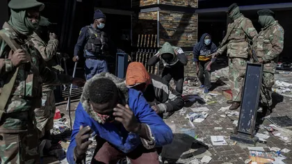 Africa de Sud, sfâşiată de jafuri şi violenţe. Sunt cel puţin 72 de morţi, o mamă disperată şi-a aruncat copilul de pe clădire cuprinsă de flăcări VIDEO