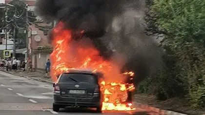 Panică pe şosea, o maşină plină cu artificii a luat foc în mers la Agigea, din cauza căldurii. Imagini impresionante VIDEO