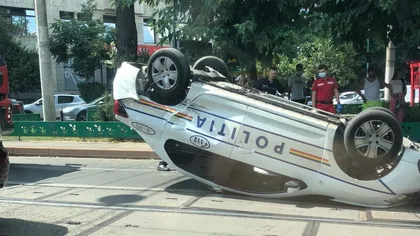 Alertă în Capitală. Mașină de poliție care transporta deținuți, răsturnată în Capitală. Două persoane au fost rănite - VIDEO
