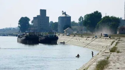 Accident naval deosebit de grav, în zona Corabia. O ambarcaţiune cu nouă oameni, condusă de un bărbat beat, s-a răsturnat în Dunăre VIDEO