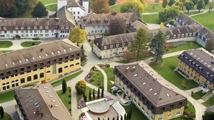 Le Rosey, cea mai scumpă școală din lume, se află în Elveția. Copiii lui John Lennon, Diana Ross sau Rockefeller au studiat acolo. Taxa anuală e de 133 de mii de dolari