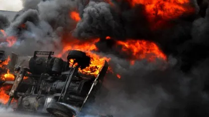 13 morți după ce o cisternă cu petrol s-a răsturnat și a explodat