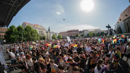 Au răsunat ritmuri de manele la parada LGBT din Bucureşti. Cum au fost participanţii surprinşi dansând! - VIDEO