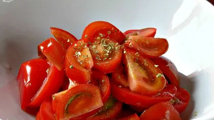 Salatele cu cele mai puţine calorii. Pe ce loc se află cea de roşii, preferata românilor
