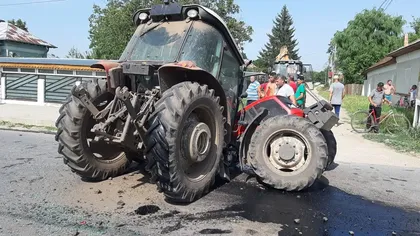 SCENE ŞOCANTE Tractor rupt în două de un BMW. Doi adulți și un copil au ajuns la spital VIDEO