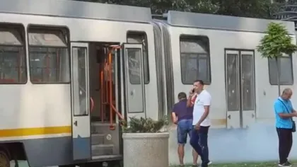 Alertă în Capitală. Un tramvai 32, plin cu călători, a luat foc - VIDEO