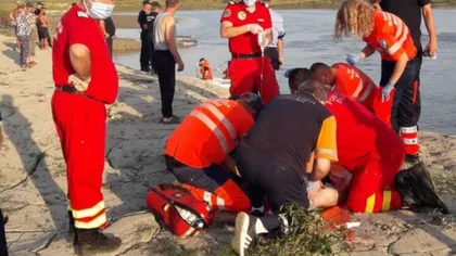 Oamenii, sfâșiați de durere la înmormântarea celor cinci copii înecaţi în Siret: 