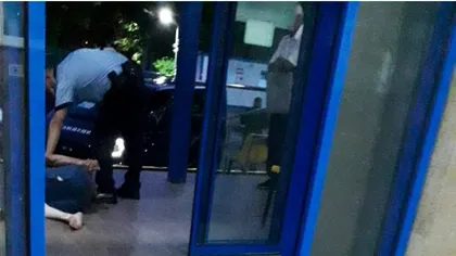 Scene halucinante la un spital din Botoșani! Pacient târât pe scări după ce s-a baricadat în salon