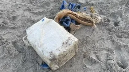 Captură pe litoral. Un turist a găsit pe plajă un pachet de cocaină în valoare de un milion de dolari