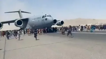 Scene ireale pe aeroportul din Kabul, Afganistan. Sute de oameni s-au călcat în picioare pe scara unui avion pentru a fugi din ţară. Mai multe persoane au murit în busculade. UPDATE
