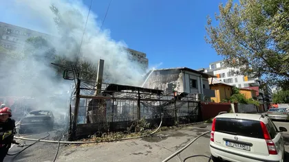 Panică din cauza unui incendiu în Capitală. Focul a cuprins un restaurant şi o maşină în zona Dristor VIDEO