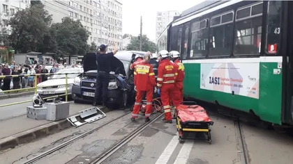 Accident spectaculos la Iaşi! Un tramvai a deraiat după ce a lovit o maşină care întorcea pe şine