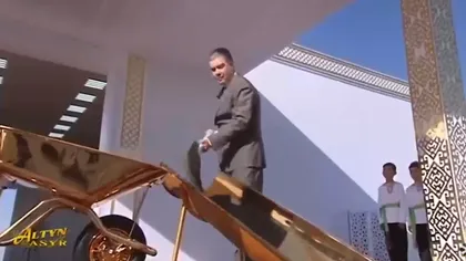 Mai opulent decât regii. Preşedintele Turkmenistanului a inaugurat un şantier folosind o lopată şi o boabă, ambele din aur VIDEO