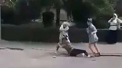 Femeie lovită cu pumnii și picioarele în Târgu Jiu. Agresoarele au dat-o cu capul de asfalt, dar nimeni nu a intervenit VIDEO