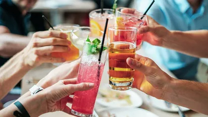 Ce boli grave poţi face atunci când bei cu paiul. Obiceiul preferat de români aduce probleme nebănuite de sănătate