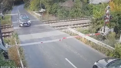 INCONŞTIENŢĂ EXTREMĂ! Un şofer beat a rupt barierele şi a trecut calea ferată, iar o oră mai târziu s-a răsturnat şi a făcut maşina praf VIDEO