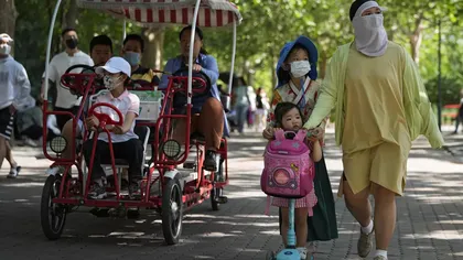 China a aprobat oficial politica celui de-al treilea copil. Cea mai populată ţară de pe planetă vrea să stimuleze natalitatea