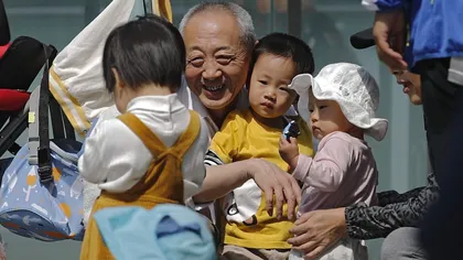 Cum explică colosul China decizia istorică de a permite cuplurilor căsătorite să aibă 3 copii