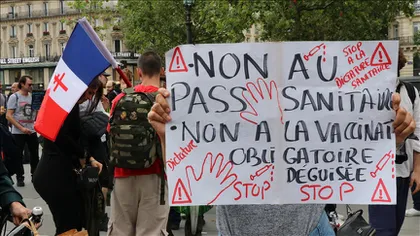 Francezii refuză să intre în localurile care cer green pass şi au găsit o formă inedită de protest VIDEO