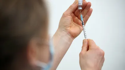 Un nou pas către vaccinarea copiilor. Marea Britanie a aprobat vaccinul Moderna pentru minorii cu vârsta peste 12 ani