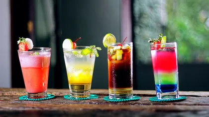 Rețete de cocktail-uri răcoroase pe care le puteți încerca acasă, vara, în serile cu prietenii