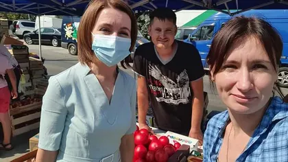 Maia Sandu s-a amestecat cu oamenii în piaţă şi a cumpărat de la tarabă. Preşedintele Reublicii Moldova, într-o ipostază neobişnuită FOTO