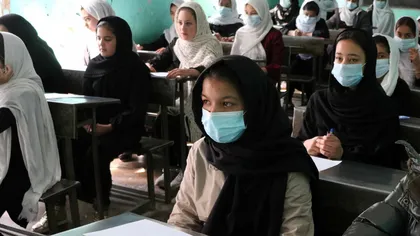 Se schimbă regulile în şcolile din Afganistan: fetele nu mai stau în acelaşi loc cu băieţii