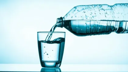 Apa din sticla de plastic, periculoasă. ANCPC spune cum poate deveni cancerigenă
