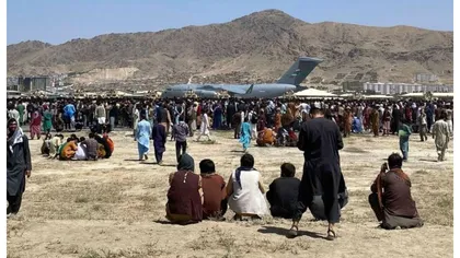 Talibanii s-au răzgândit. Vor permite cetăţenilor străini şi celor afgani să plece din Afganistan şi după 31 august
