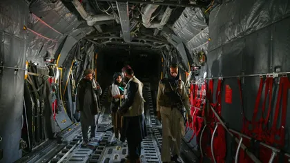 Dezmăţul talibanilor după retragerea trupelor din Afganistan. Au năvălit în aeroport şi au pus stăpânire pe sediile televiziunilor, forţându-i pe prezentatori să-i laude VIDEO