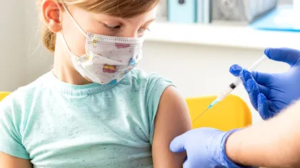 Savanții britanici nu recomandă vaccinarea adolescenţilor sub 16 ani. În SUA şi Canada se imunizează deja minorii de peste 12 ani