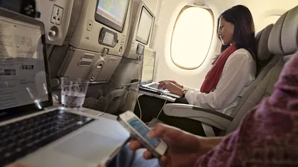 O însoţitoare de bord dezvăluie motivul pentru care pasagerii trebuie să ţină telefonul pe mod avion VIDEO
