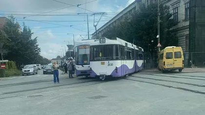 Două tramvaie s-au ciocnit la Timişoara. Un vatman a schimbat greșit macazul VIDEO